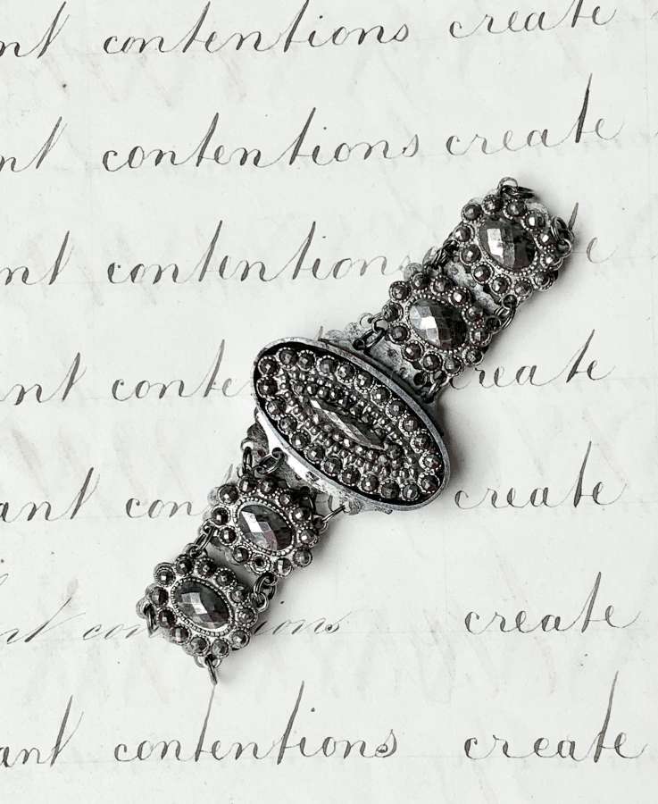 JEWELLERY, COSTUME & ACCESSORIES