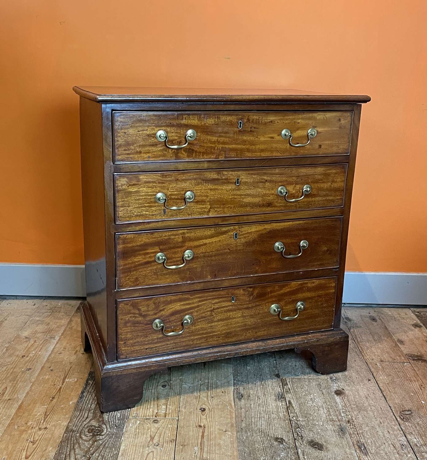 Georgian Mahogany Chest of Drawers of Small Proportions