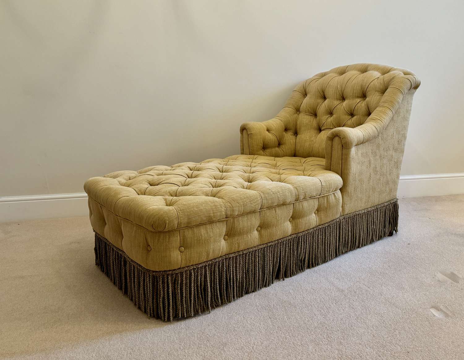 Victorian Button Upholstered Chaise Longue / Daybed