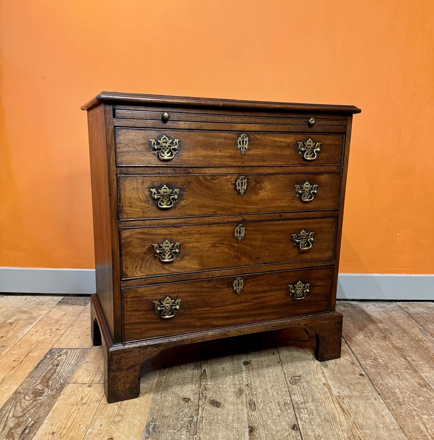 Georgian Mahogany Batchelor's Chest of Small Proportions